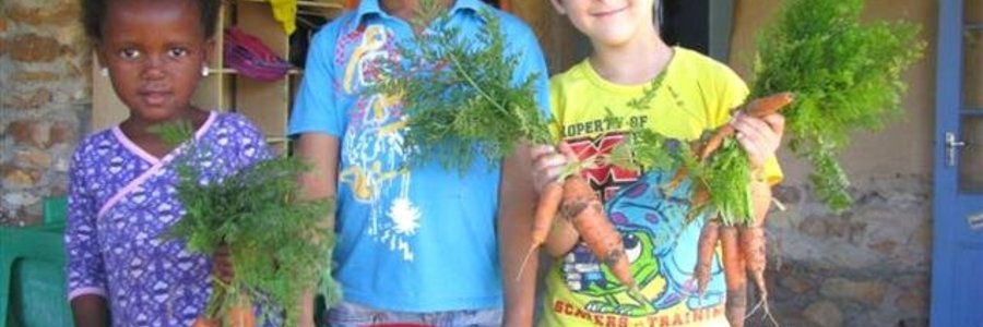 Kinders van die Flower Valley Voorskool spog hier met groente vanuit die skool se eie groentetuin